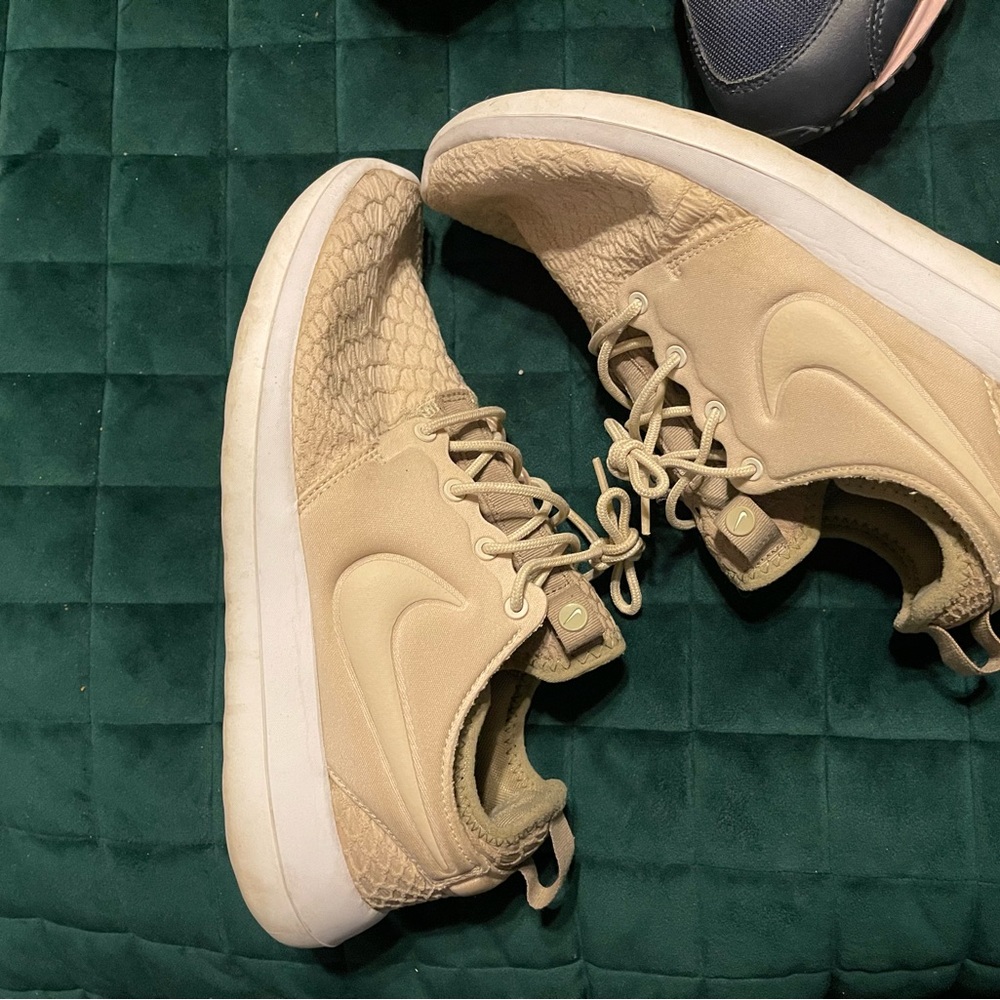 Tan Nike